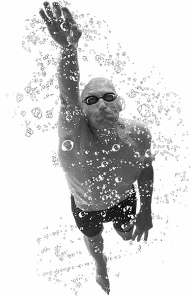 Mann schwimmt
