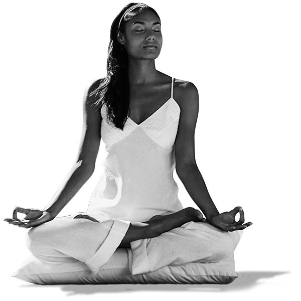 Frau sitzt in Yogaposition