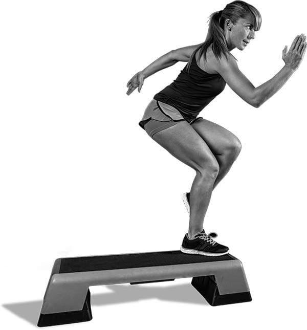 Frau macht Step Aerobic