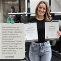 Julia Mader auf dem Foto mit Diplom in der Hand