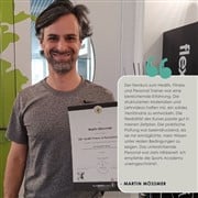 Martin Mössmer mit Diplom in der Hand