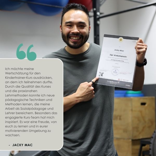 Jacky Mac am Bild mit Diplom in der Hand